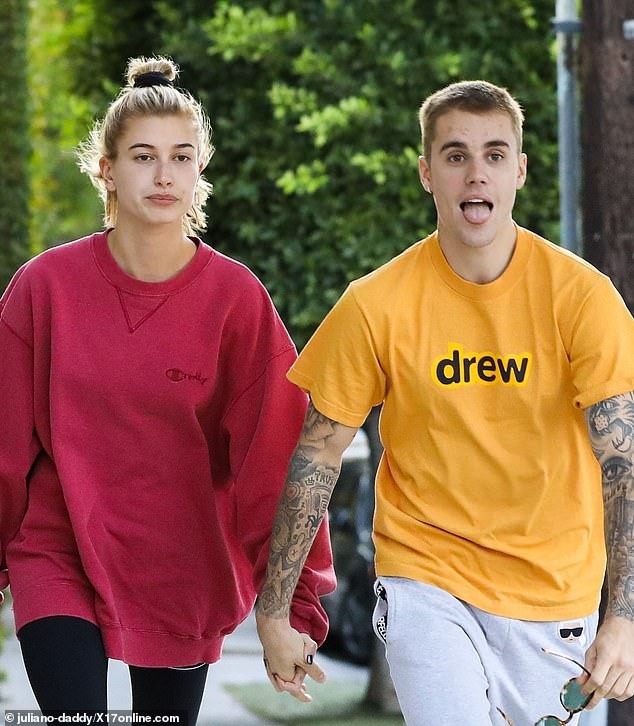 Vợ chồng Justin Bieber vui vẻ ra phố - 4
Cặp đôi chỉ mới nối lại quan hệ tình cảm cách đó hơn 2 tháng