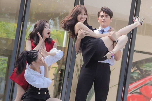 Vai diễn của Lan Ngọc (34 tuổi) rơi vào cuộc chơi “phi công trẻ - máy bay bà già” với anh chàng nhân viên bảnh bao, có thân hình vạm vỡ tên Jack, 25 tuổi (Lê Xuân Tiền đóng). Từ đó xảy ra nhiều câu chuyện dở khóc dở cười khiến cuộc sống và sự nghiệp của gái già Ms. Q thay đổi hoàn toàn.