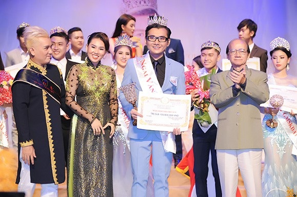 Bác sĩ - Á vương Ký Quốc Đạt đăng quang Ngai vàng điện ảnh 2018 - 1
Tân Ngai vàng điện ảnh 2018 Ký Quốc Đạt vỡ òa cảm xúc khi được Hiệu trưởng Trường đại học sân khấu điện ảnh trao bằng chứng nhận và vương trượng.