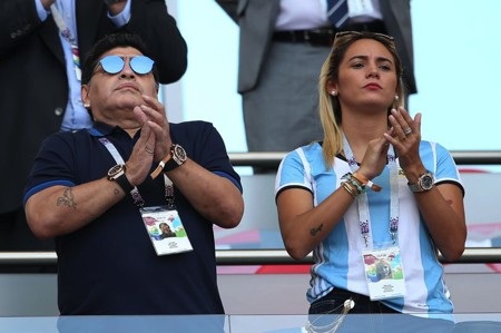 Huyền thoại bóng đá Maradona bị bồ trẻ kém 30 tuổi đuổi ra khỏi nhà - 1 Mối quan hệ giữa Maradona và cô bồ trẻ Rocio Oliva đã không còn được như xưa