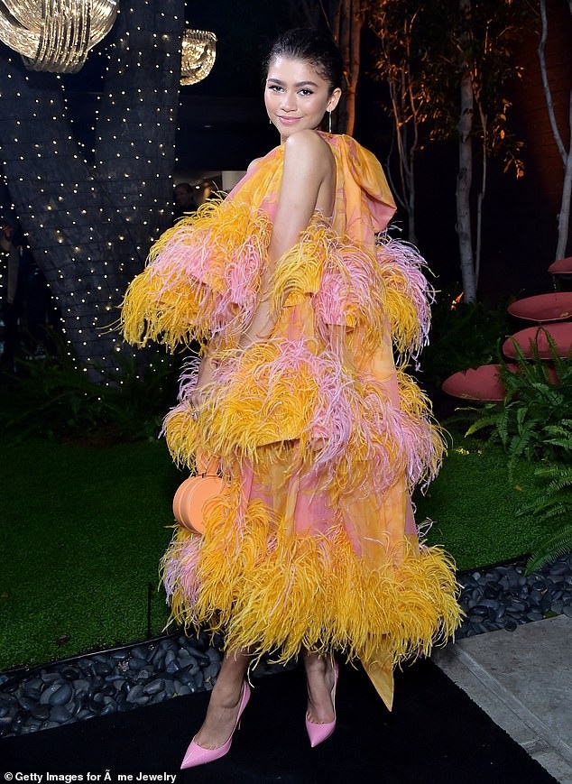 
Zendaya diện váy lạ mắt dự sự kiện thời trang tại Los Angeles ngày 14/12 vừa qua. Nữ diễn viên 22 tuổi thu hút mọi sự chú ý bởi chiếc váy Marc Jacobs này
