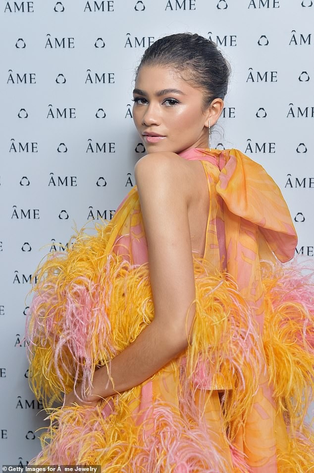 
Zendaya bắt đầu sự nghiệp âm nhạc của mình bằng việc phát hành các đĩa đơn Swag It Out và Watch Me vào năm 2011, sau đó là hợp tác với Bella Thorne.
