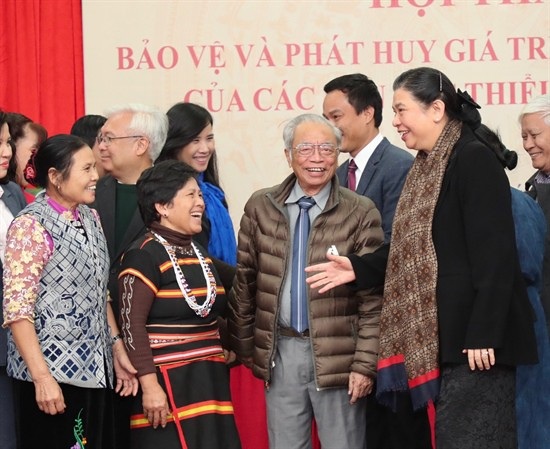 Bảo vệ, phát huy bản sắc văn hóa các dân tộc là trách nhiệm của toàn xã hội - 2
Phó Chủ tịch Thường trực Quốc hội Tòng Thị Phóng trò chuyện cùng GS Tô Ngọc Thanh và các nghệ nhân có mặt tại hội thảo. Ảnh: Tùng Long.