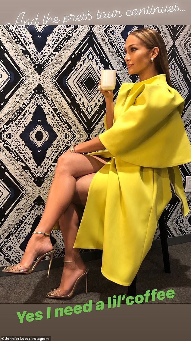 Jennifer Lopez quyến rũ với váy màu cam - 7
Những ngày gần đây, nữ diễn viên xinh đẹp diện toàn đồ màu rất nổi bật đi quảng bá phim