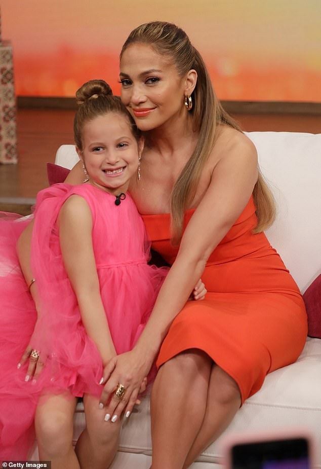 Jennifer Lopez quyến rũ với váy màu cam - 6
Ngôi sao đa tài rất quý mến Vanessa Hudgens sau khi đóng xong phim Second Act