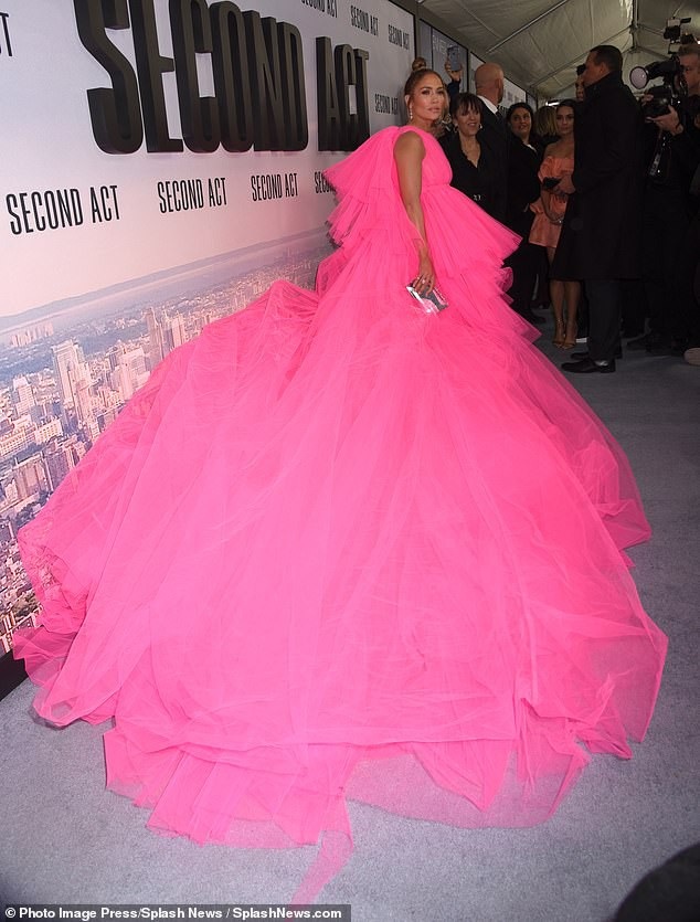 Jennifer Lopez quyến rũ với váy màu cam - 8
J.Lo trong bộ váy hồng Giambattista Valli dự công chiếu phim mới tại New York cách đây 2 ngày.