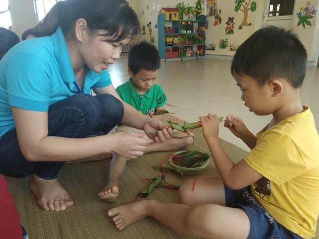 Bộ trưởng Phùng Xuân Nhạ: Khó giàu từ nghề giáo nhưng thu nhập phải đảm bảo - Ảnh 2. Bộ trưởng Phùng Xuân Nhạ: Khó giàu từ nghề giáo nhưng thu nhập phải đảm bảo - Ảnh 2.