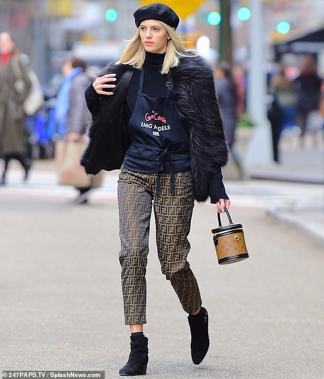 Dàn siêu mẫu đi bán bánh quy làm từ thiện - 1
Siêu mẫu Devon Windsor mặc sành điệu sải bước trên đường phố New York ngày 14/12 vừa qua