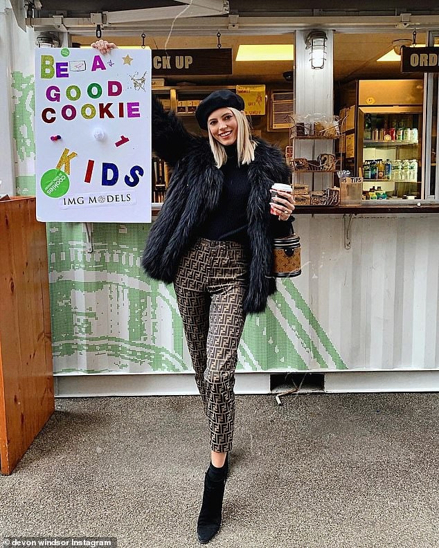 Dàn siêu mẫu đi bán bánh quy làm từ thiện - 7
Devon Windsor nổi bật với cây đồ hiệu đắt giá