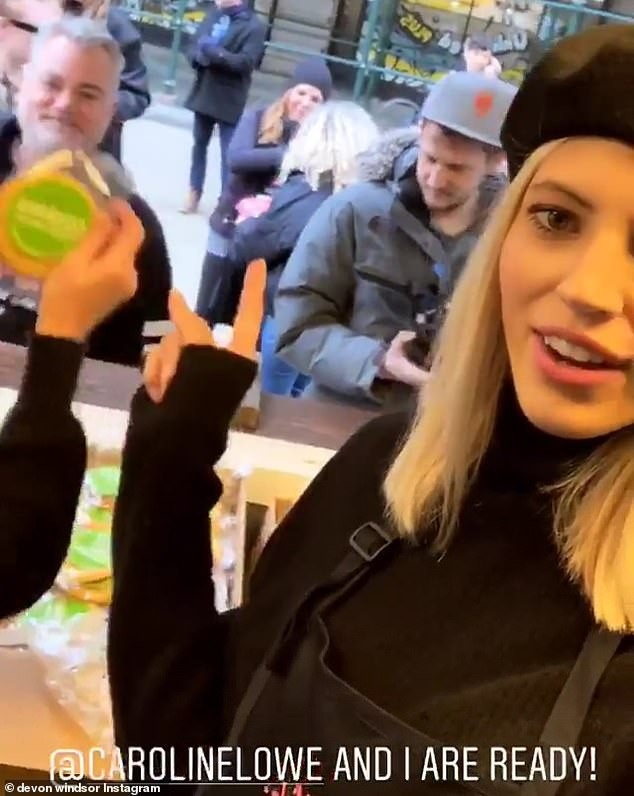 Dàn siêu mẫu đi bán bánh quy làm từ thiện - 9
Devon Windsor chia sẻ hình ảnh đông đảo khách ghé mua hàng