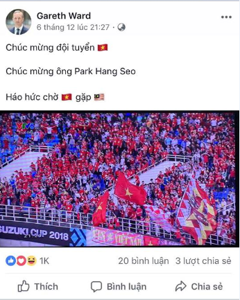 Đại sứ Anh cổ vũ đội tuyển Việt Nam trước trận chung kết AFF - Ảnh 3. Đại sứ Anh cổ vũ đội tuyển Việt Nam trước trận chung kết AFF - Ảnh 3.