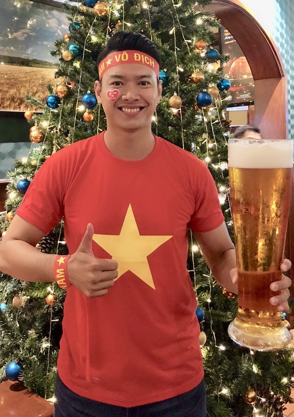 Sao Việt "đi bão" chúc mừng tuyển Việt Nam lên ngôi vô địch AFF Cup 2018 - 8
Siêu mẫu Đức Vĩnh bày tỏ niềm vui và hạnh phúc khi Việt Nam chiến thắng: Một trận đấu quá cảm xúc. Tôi đã tin đội tuyển Việt Nam sẽ chiến thắng nhưng vẫn vỡ òa vì vui sướng khi điều đó trở thành sự thật.