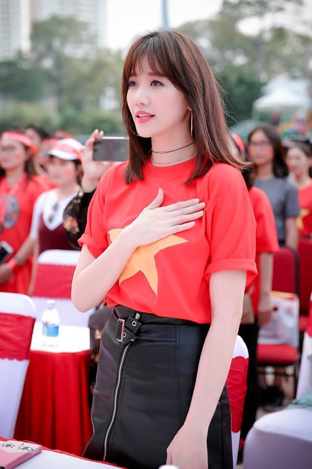 Sao Việt "đi bão" chúc mừng tuyển Việt Nam lên ngôi vô địch AFF Cup 2018 - 4
Trên trang cá nhân, ca sĩ Hari Won đăng tải hình ảnh cô mặc chiếc áo mang hình ảnh cờ Việt Nam và đầy tự hào, cô viết: Việt Nam vô địch. Trong khi đó, trên trang cá nhân, MC Trấn Thành - chồng Hari cũng đã nhanh chóng bày tỏ niềm tự hào trước chiến thắng của tuyển Việt Nam “Tự hào lắm, những chàng trai Việt Nam!”