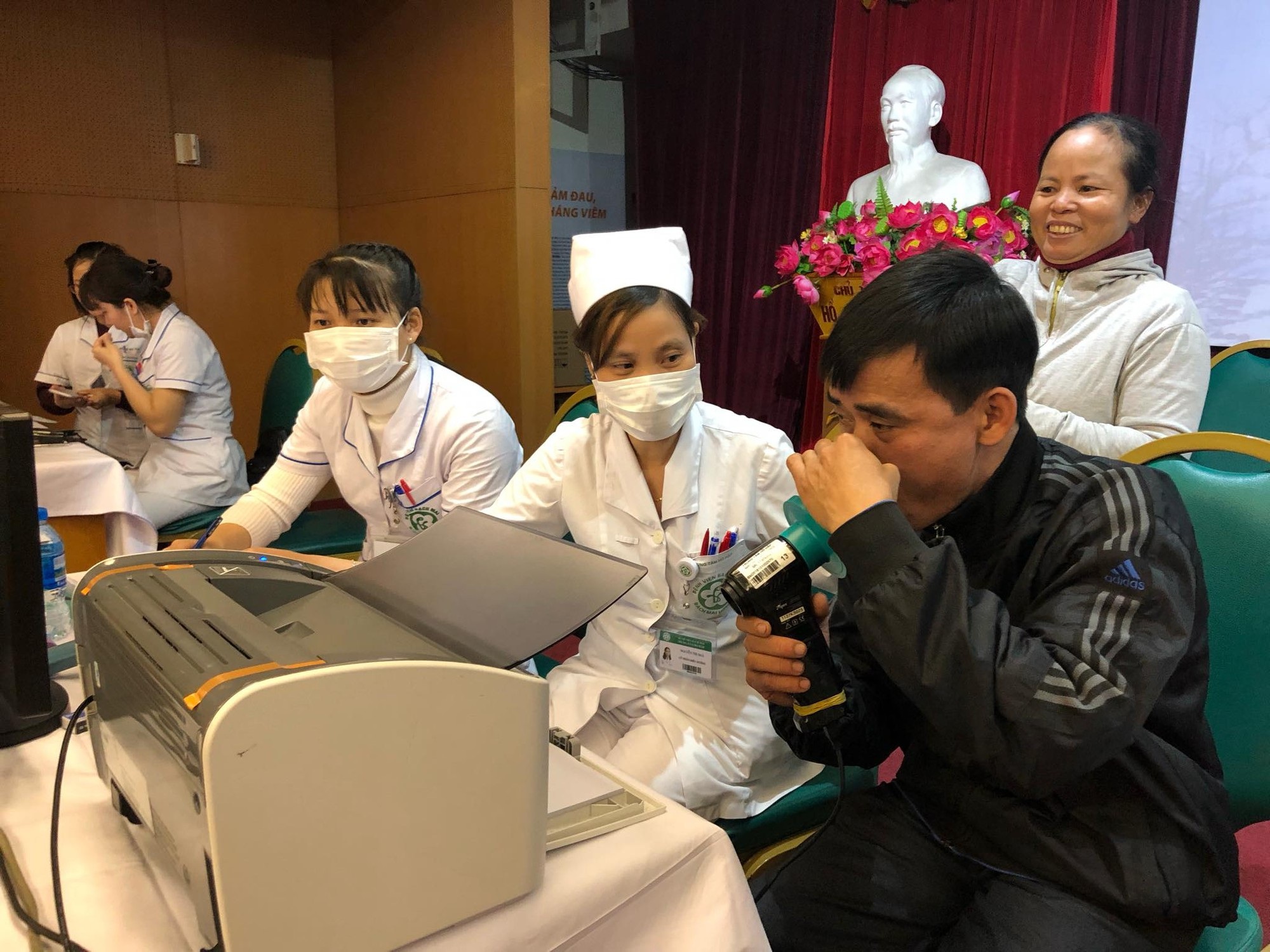 Rét lạnh, nhiều bệnh nhân phổi tắc nghẽn mãn tính nhập viện vì cơn kịch phát, phải thở máy - Ảnh 1. Rét lạnh, nhiều bệnh nhân phổi tắc nghẽn mãn tính nhập viện vì cơn kịch phát, phải thở máy - Ảnh 1.