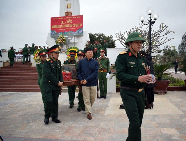 Truy điệu, an táng 7 hài cốt liệt sỹ vừa quy tập - 1 Lễ truy điệu và an táng hài cốt Liệt sỹ tại Nghĩa trang Liệt sỹ Ba Dốc.