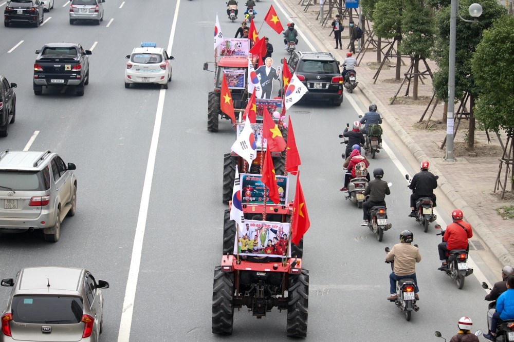 Siêu độc: CĐV Hà Nội lái máy cày đi cổ vũ đội tuyển Việt Nam - Ảnh 7. Siêu độc: CĐV Hà Nội lái máy cày đi cổ vũ đội tuyển Việt Nam - Ảnh 7.