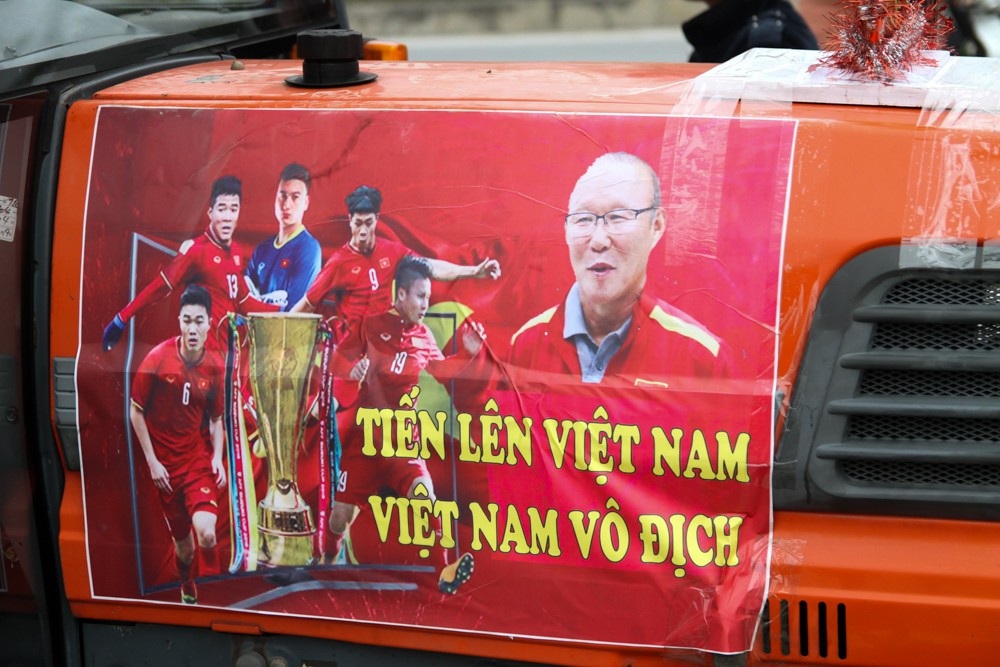 Siêu độc: CĐV Hà Nội lái máy cày đi cổ vũ đội tuyển Việt Nam - Ảnh 8. Siêu độc: CĐV Hà Nội lái máy cày đi cổ vũ đội tuyển Việt Nam - Ảnh 8.