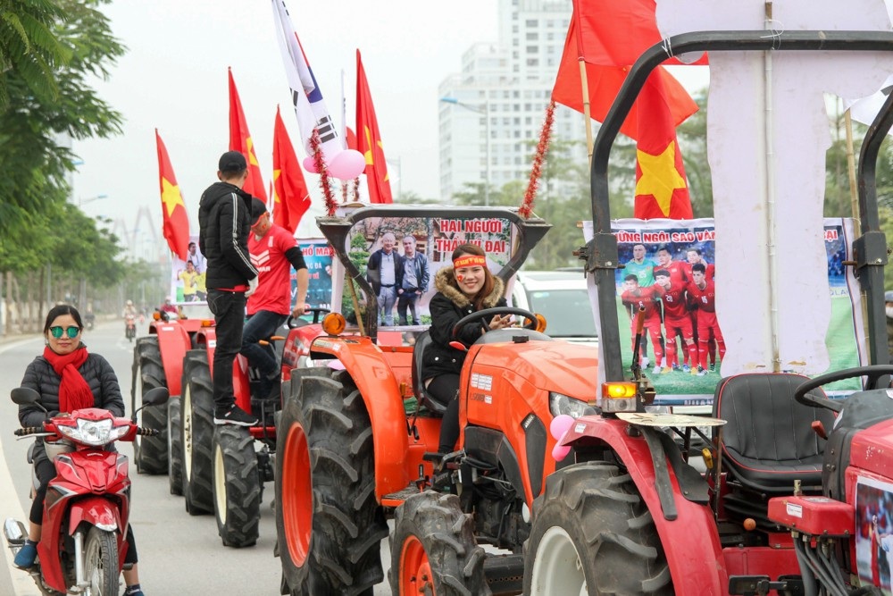 Siêu độc: CĐV Hà Nội lái máy cày đi cổ vũ đội tuyển Việt Nam - Ảnh 5. Siêu độc: CĐV Hà Nội lái máy cày đi cổ vũ đội tuyển Việt Nam - Ảnh 5.