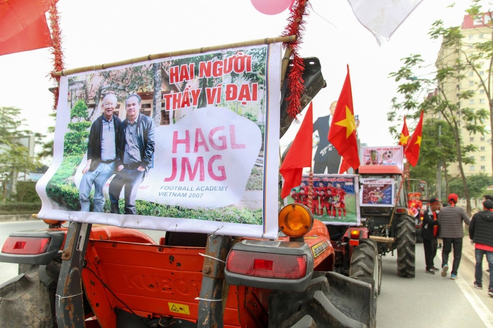 Siêu độc: CĐV Hà Nội lái máy cày đi cổ vũ đội tuyển Việt Nam - Ảnh 9. Siêu độc: CĐV Hà Nội lái máy cày đi cổ vũ đội tuyển Việt Nam - Ảnh 9.