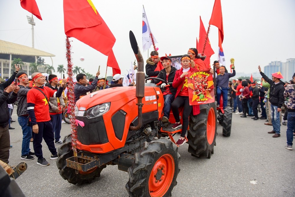 Siêu độc: CĐV Hà Nội lái máy cày đi cổ vũ đội tuyển Việt Nam - Ảnh 10. Siêu độc: CĐV Hà Nội lái máy cày đi cổ vũ đội tuyển Việt Nam - Ảnh 10.