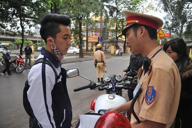 Trong đợt cao điểm tới đây, lực lượng CSGT sẽ vừa tuyên truyền, vừa phát phiếu quà tặng mua mũ bảo hiểm cho học sinh