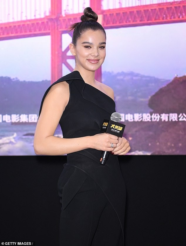 Hailee Steinfeld xinh đẹp tại Bắc Kinh - 2
Nữ diễn viên 22 tuổi diện bộ váy thanh lịch, tinh tế khoe phom dáng như người mẫu