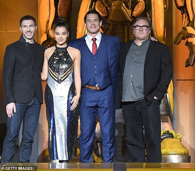 Hailee Steinfeld xinh đẹp tại Bắc Kinh - 5
Người đẹp thay một bộ váy lấp lánh khác khi tham dự họp báo