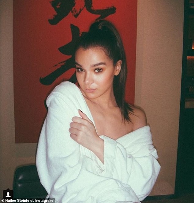 Hailee Steinfeld xinh đẹp tại Bắc Kinh - 8
Ngôi sao xinh đẹp được cho là quá bận rộn để dành thời gian yêu một ai đó