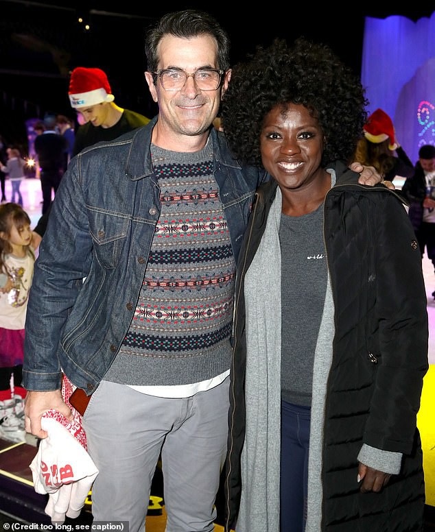 Sao Hollywood tưng bừng đưa con đi chơi Giáng sinh - 11
Sao giành giải Oscar Viola Davis