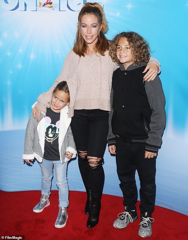 Sao Hollywood tưng bừng đưa con đi chơi Giáng sinh - 13
Kendra Wilkinson bên con trai 9 tuổi Hank Baskett IV và Alijah, 4 tuổi