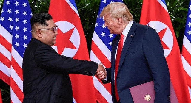 Ông Trump nói không vội với Triều Tiên bất chấp đàm phán bế tắc - 1
Tổng thống Donald Trump bắt tay nhà lãnh đạo Kim Jong-un trong cuộc gặp tại Singapore ngày 12/6 (Ảnh: Reuters)