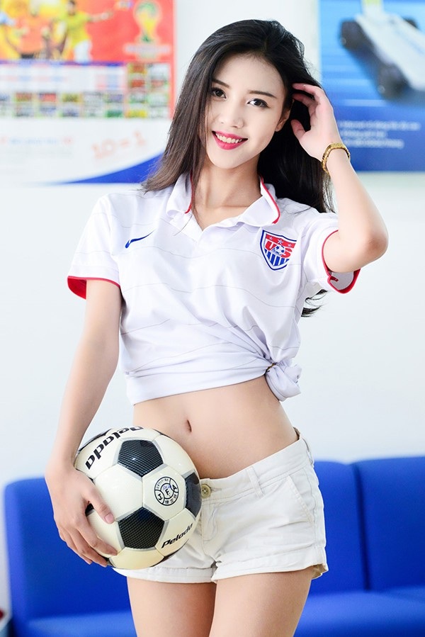 “Hot girl World Cup” chấm Quang Hải của trận Chung kết AFF Cup - 4 “Cảm xúc lúc này của mình rất tự hào và hạnh phúc, chưa bao giờ mình cảm thấy sự đoàn kết của người dân Việt Nam lại to lớn như lúc này”, Ngọc Châm hào hứng chia sẻ về không khí cổ vũ tại trường quay.
