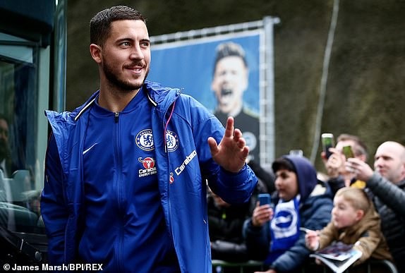 
Hazard và các cầu thủ Chelsea tới sân Brighton
