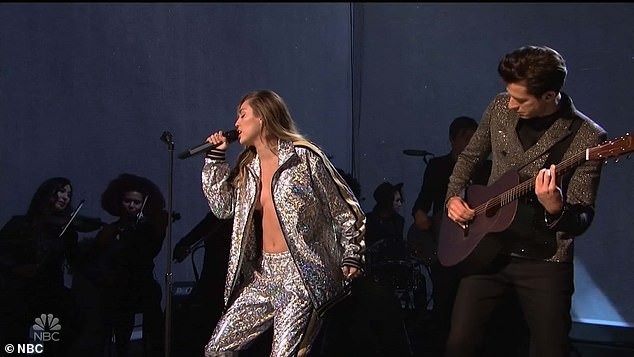 
Nhiều người chỉ trích là Miley đã mặc quá bạo trên sân khấu
