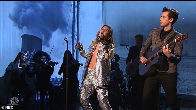 
Miley còn mới tiết lộ cô sẽ xuất hiện trong tập mới của phim truyền hình Black Mirror sẽ ra mắt trong vài tuần tới.
