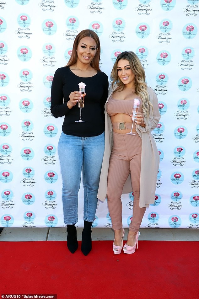 Jen Harley "lấp ló" ngực đầy - 4
Người đẹp đang hẹn hò với Ortiz-Magio và tuy đã có con gái cùng nhau nhưng họ chưa hề đính hôn như những lời đồn đại