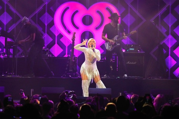 Bebe Rexha mặc áo quây gợi cảm - 5
Ca sỹ tới từ New York đã ăn mừng thành công của cô với gia đình. Cha mẹ tôi đã khóc khi biết tin tôi được đề cử Grammy và tôi không thể tập trung nổi. Nhiều người họ hàng đã xem tôi biểu diễn trong chương trình Jingle Ball tại Madison Square Garden bởi vì đó là giấc mơ của tôi khi được biểu diễn ở đó. Tôi dành cả ngày với gia đình. Tôi rất vui và may mắn.