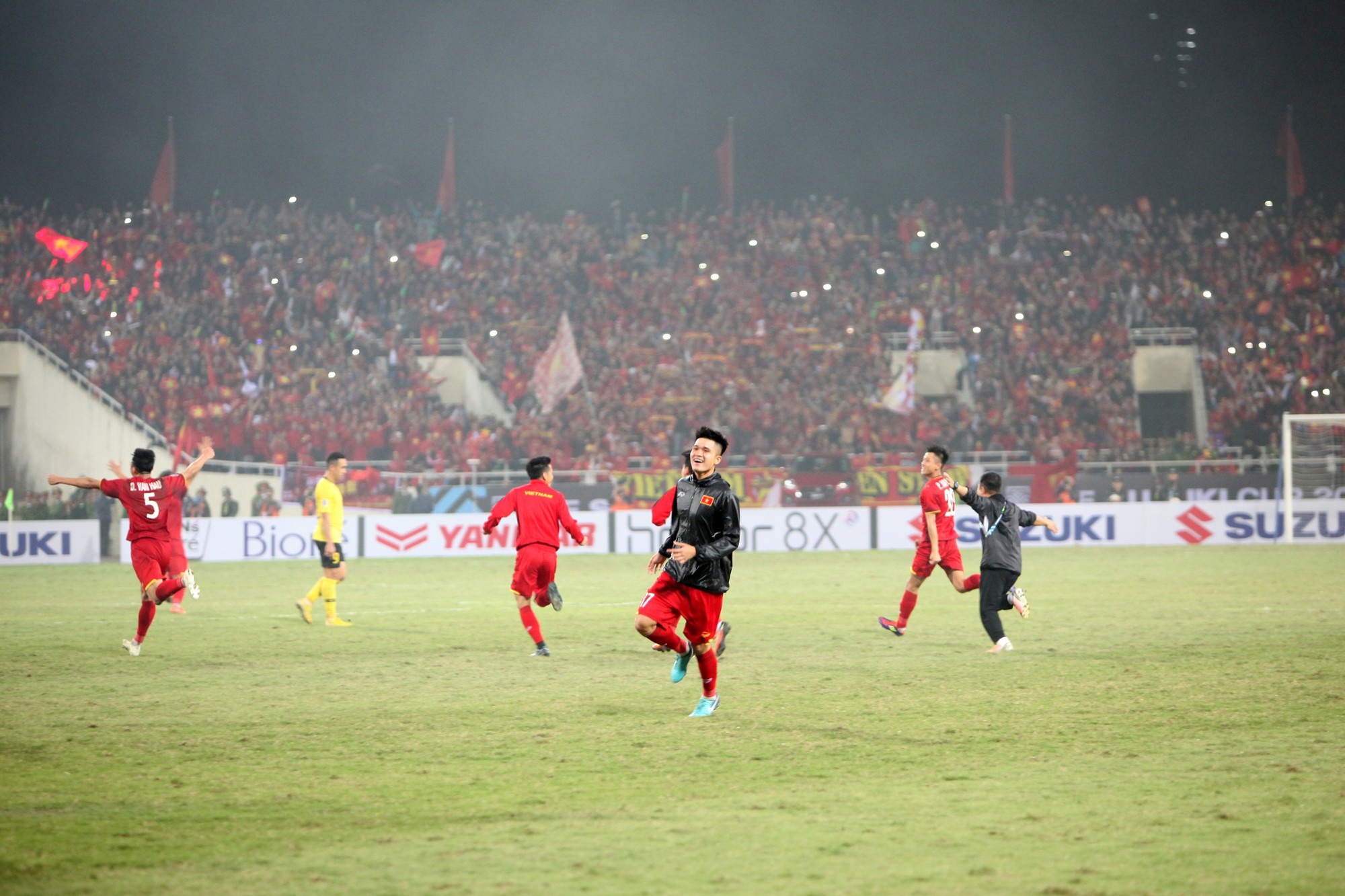 Nhìn lại những khoảnh khắc nghẹt thở trong trận chung kết AFF Cup - Ảnh 21. Nhìn lại những khoảnh khắc nghẹt thở trong trận chung kết AFF Cup - Ảnh 21.