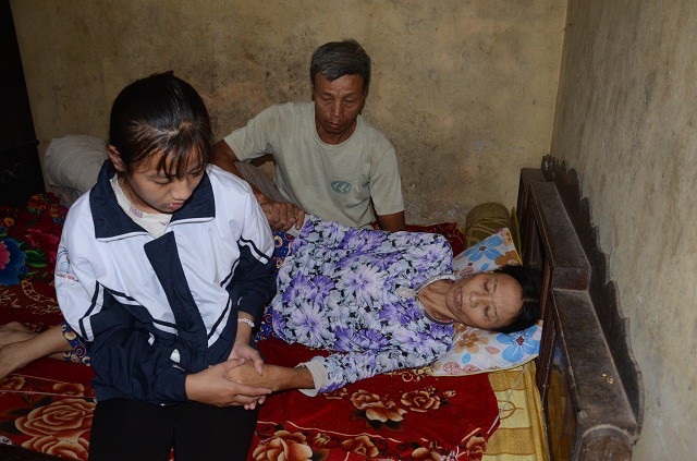 Đã mất 2 anh trai vì tai nạn giao thông, nữ sinh lớp 10 lại sắp mất mẹ vì ung thư - Ảnh 11. Đã mất 2 anh trai vì tai nạn giao thông, nữ sinh lớp 10 lại sắp mất mẹ vì ung thư - Ảnh 11.