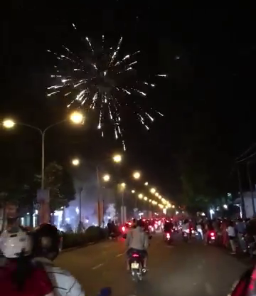 
Người dân bắn pháo hoa ăn mừng chiến thắng của đội tuyển bóng đá Việt Nam đêm 15/12 tại TP Biên Hòa
