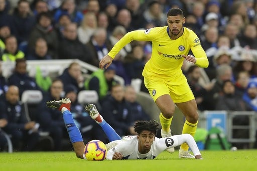 Brighton 1-2 Chelsea: Hazard, Pedro giúp đội khách thắng trận - 2
Loftus-Cheek (phải) vào sân và thi đấu khá năng nổ