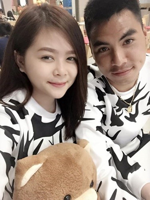 Là một trong những tuyển thủ được quan tâm nhất đội tuyển Việt Nam sau pha làm bàn ở trận chung kết lượt đi với đội tuyển Malaysia, những thông tin về tiền vệ Phạm Đức Huy được nhiệt tình săn đón. Đáng chú ý, danh tính bạn gái của cầu thủ này nhanh chóng được tìm ra.