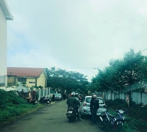 Giám đốc ngân hàng nghi thắt cổ tự tử tại nhà riêng - 1 Người dân tập trung theo dõi sự việc