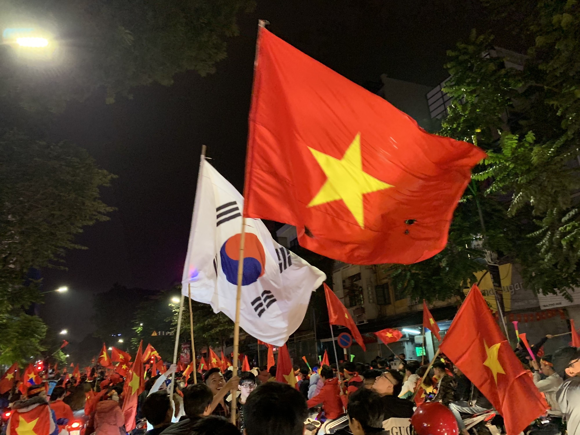 Đội tuyển Việt Nam vô địch AFF Cup 2018: Tự hào những chiến binh quả cảm! - Ảnh 1. Đội tuyển Việt Nam vô địch AFF Cup 2018: Tự hào những chiến binh quả cảm! - Ảnh 1.