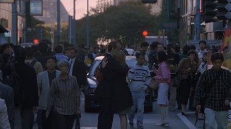 Những nụ hôn gây sốt do các sao “tự biên, tự diễn” - 1 Bộ phim tình cảm lãng mạn “Lost in Translation” đã có một cảnh kết cực kỳ đáng nhớ khi nhân vật Charlotte (Scarlett Johansson) lắng nghe Bob (Bill Murray) thì thầm vào tai cô những điều bí ẩn mà không một khán giả nào có thể đoán liệu. Đặc biệt, nụ hôn của cả hai sau đó cũng hoàn toàn không có trong kịch bản mà là phút ngẫu hứng tuyệt vời trước ống kính.