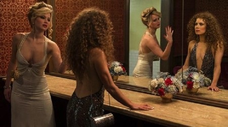 Những nụ hôn gây sốt do các sao “tự biên, tự diễn” - 2 Đạo diễn David O. Russell ban đầu không hề có ý định mời Jennifer Lawrence đóng bộ phim “American hustle”. Tuy nhiên, cuối cùng J.Law lại tham gia vào tác phẩm này và cùng với nữ diễn viên Amy Adams tạo ra một nụ hôn đồng giới đáng nhớ bậc nhất màn ảnh, bất chấp sự thật rằng nụ hôn này không hề có trong kịch bản gốc và chính đạo diễn David O. Russell cũng “không biết làm cách nào mà nó xảy ra”.