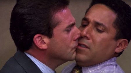 Những nụ hôn gây sốt do các sao “tự biên, tự diễn” - 4 Nụ hôn hài hước giữa Michael Scott (Steve Carell) và Oscar Martinez (Oscar Nuñez) trong “The office” thực chất cũng hoàn toàn nằm ngoài kịch bản.