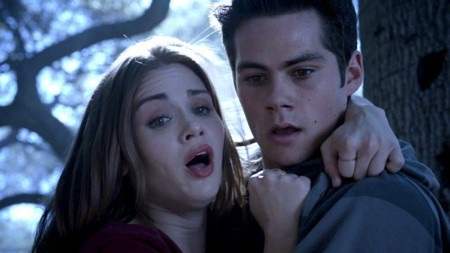 Những nụ hôn gây sốt do các sao “tự biên, tự diễn” - 5 Nữ diễn viên Holland Roden từng tiết lộ rằng bạn diễn Dylan OBrien đã bất ngờ hôn mình vào má trong một cảnh quay của “Teen wolf”. Điều đáng chú ý là dù không có trong kịch bản, nụ hôn này vẫn được giữ lại sau khi biên tập và kể từ đó, các fans hâm mộ bắt đầu gán ghép hai nhân vật thành đôi. Chẳng ngờ, ý tưởng này được các nhà sản xuất tán thành và thực sự đã có một cặp đôi mới xuất hiện trong “Teen wolf”.