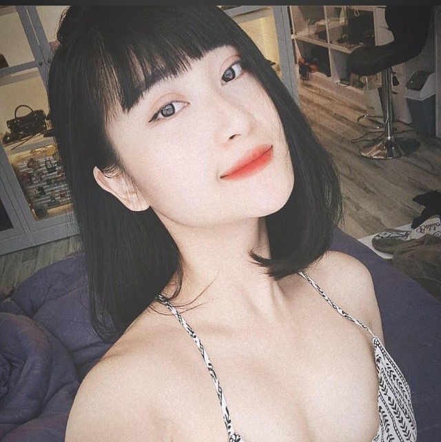 “Hậu phương” của tuyển thủ Việt Nam hết lời khen ngợi các anh hùng sau chiến thắng - 6 Thuỳ Dương viết: “Giấc mơ thành sự thật. Tôi yêu các chàng trai. Cảm ơn Anh đã cống hiến hết mình đem lại niềm vui cho 90 triệu người dân Việt Nam! Chưa bao giờ xem một trận bóng mà chân run như vậy, chỉ biết chắp tay cầu nguyện may mắn thuộc về chúng ta. Và điều đó đã thành sự thật!”.