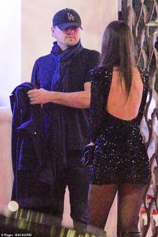 Leonardo DiCaprio đưa bạn gái kém 23 tuổi dự tiệc giáng sinh - 1
Tài tử Hollywood Leonardo DiCaprio đưa bạn gái trẻ Camila Morrone dự một buổi tiệc tối tại nhà bạn thân hôm chủ nhật vừa qua